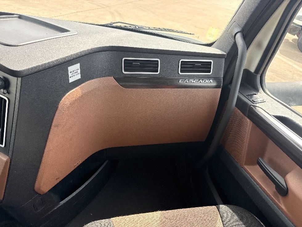 Day Cab Tractor-Heavy Duty Tractors-Freightliner-2019-T12662ST-Grand Prairie-TX-595,671\n\t\tmiles-$ 29,750 - Image 13