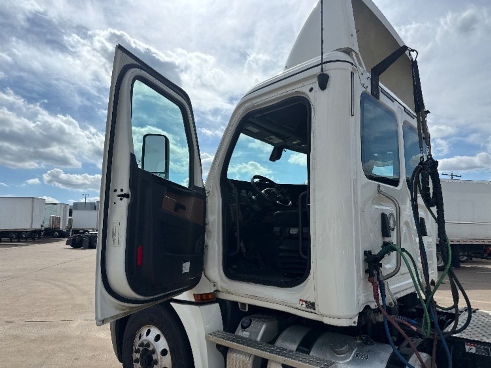 Day Cab Tractor-Heavy Duty Tractors-Freightliner-2019-T12662ST-Grand Prairie-TX-595,671\n\t\tmiles-$ 29,750 - Image 9
