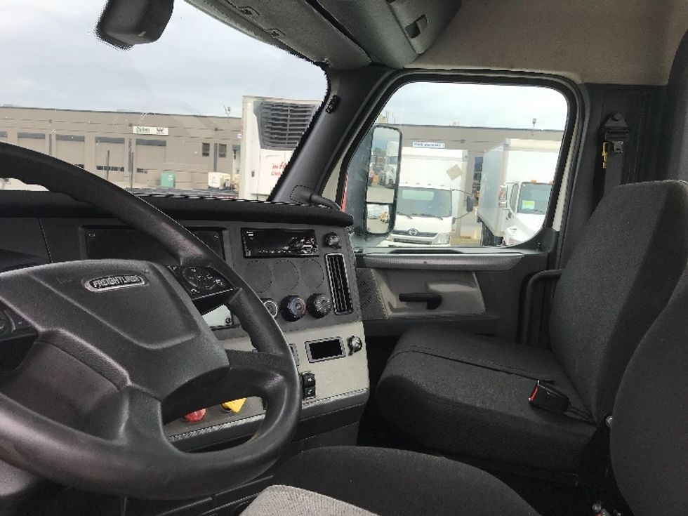 Day Cab Tractor-Heavy Duty Tractors-Freightliner-2019-T12664ST-Abbotsford-BC-379,690\n\t\tkm-$ 69,750 - Image 10