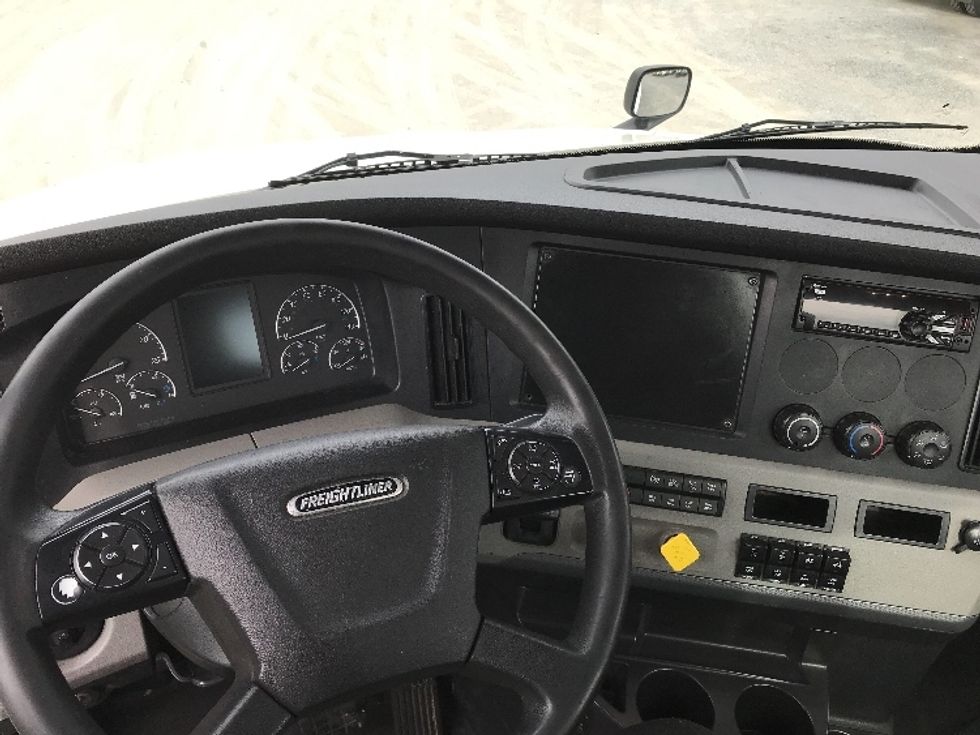 Day Cab Tractor-Heavy Duty Tractors-Freightliner-2019-T12664ST-Abbotsford-BC-379,690\n\t\tkm-$ 69,750 - Image 11