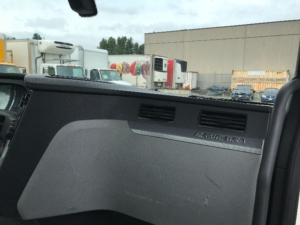 Day Cab Tractor-Heavy Duty Tractors-Freightliner-2019-T12664ST-Abbotsford-BC-379,690\n\t\tkm-$ 69,750 - Image 13