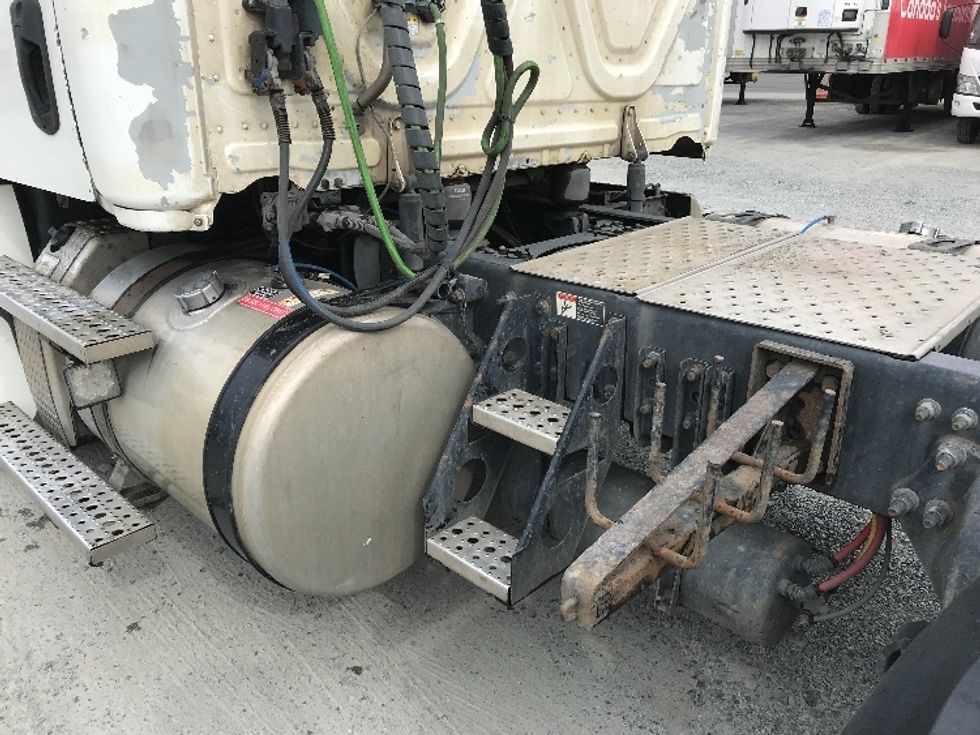 Day Cab Tractor-Heavy Duty Tractors-Freightliner-2019-T12664ST-Abbotsford-BC-379,690\n\t\tkm-$ 69,750 - Image 17