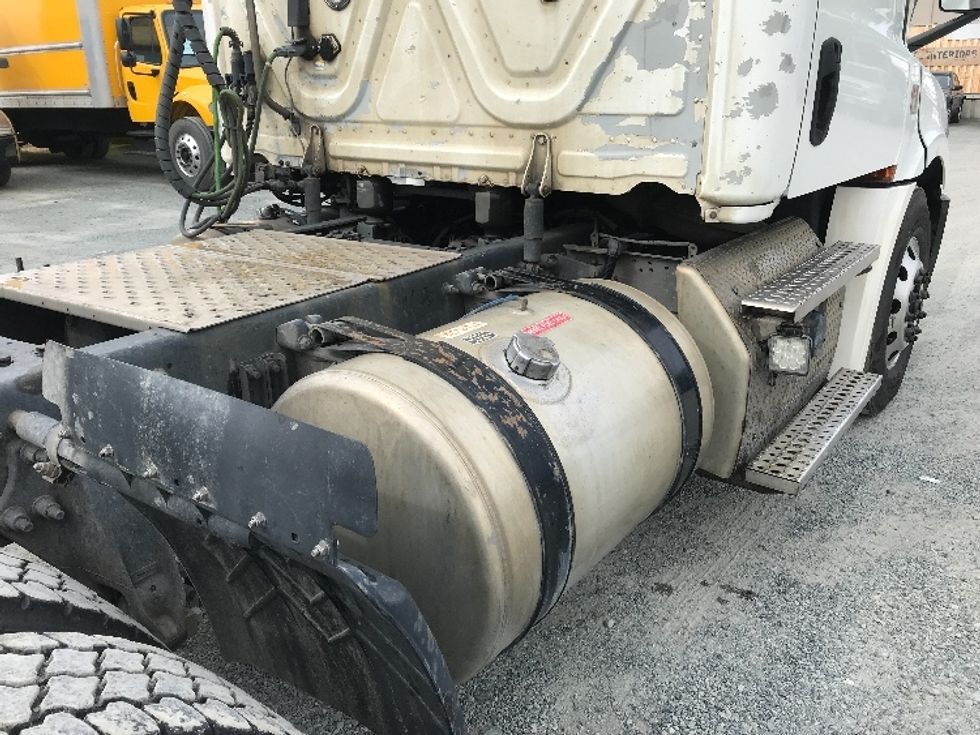 Day Cab Tractor-Heavy Duty Tractors-Freightliner-2019-T12664ST-Abbotsford-BC-379,690\n\t\tkm-$ 69,750 - Image 18