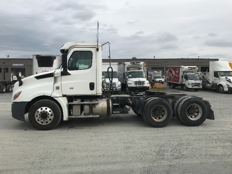 Day Cab Tractor-Heavy Duty Tractors-Freightliner-2019-T12664ST-Abbotsford-BC-379,690\n\t\tkm-$ 69,750 - Image 4