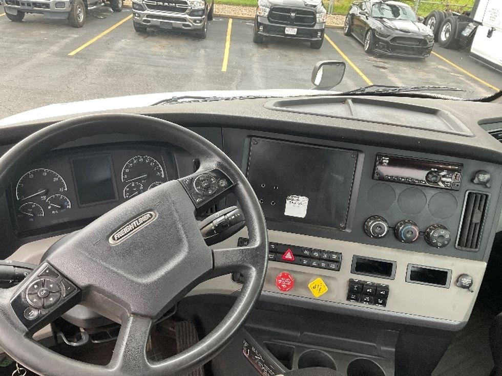 Day Cab Tractor-Heavy Duty Tractors-Freightliner-2019-T12664ST-Akron-OH-258,037\n\t\tmiles-$ 56,500 - Image 11