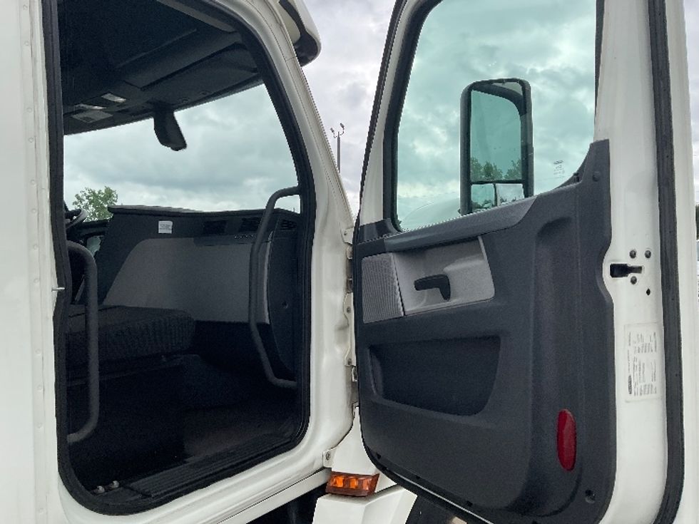 Day Cab Tractor-Heavy Duty Tractors-Freightliner-2019-T12664ST-Akron-OH-258,037\n\t\tmiles-$ 56,500 - Image 12