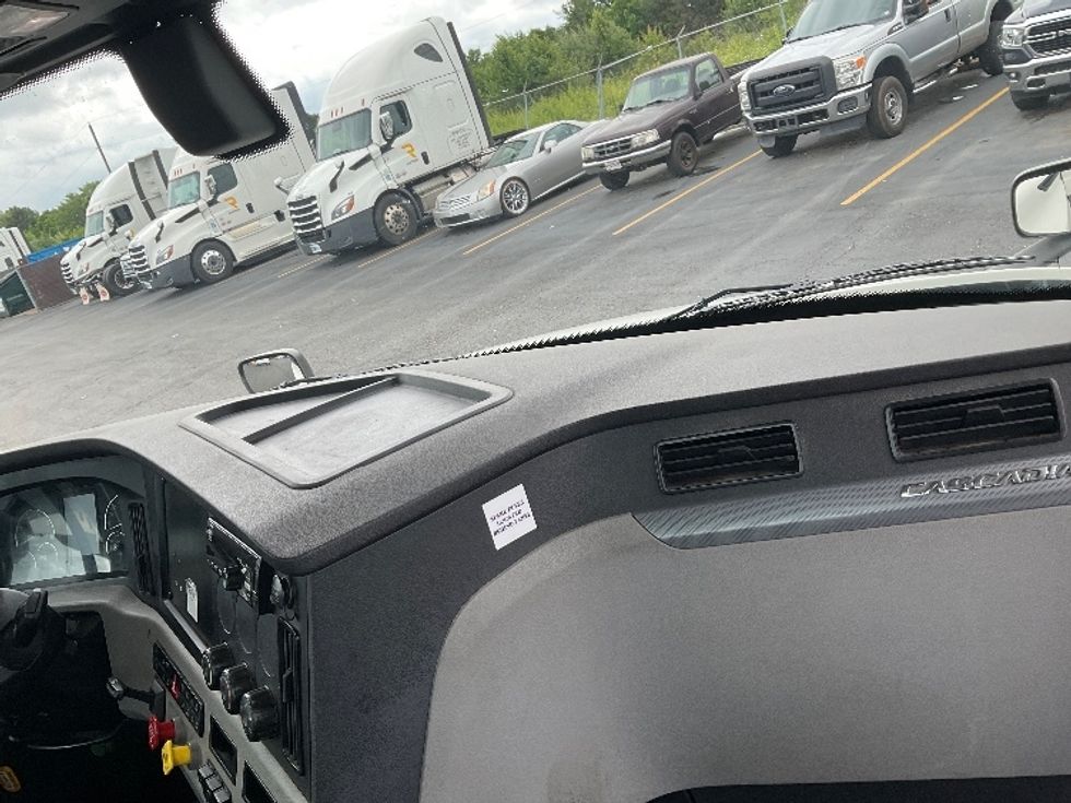 Day Cab Tractor-Heavy Duty Tractors-Freightliner-2019-T12664ST-Akron-OH-258,037\n\t\tmiles-$ 56,500 - Image 13