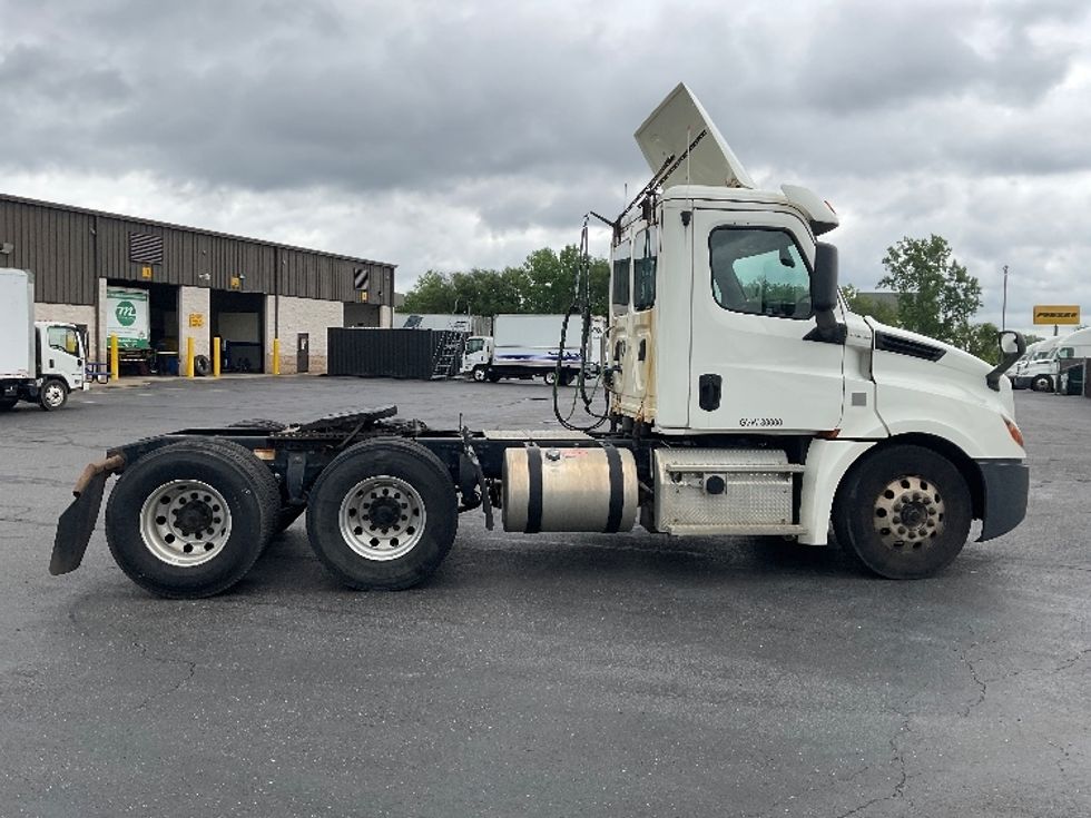 Day Cab Tractor-Heavy Duty Tractors-Freightliner-2019-T12664ST-Akron-OH-258,037\n\t\tmiles-$ 56,500 - Image 8