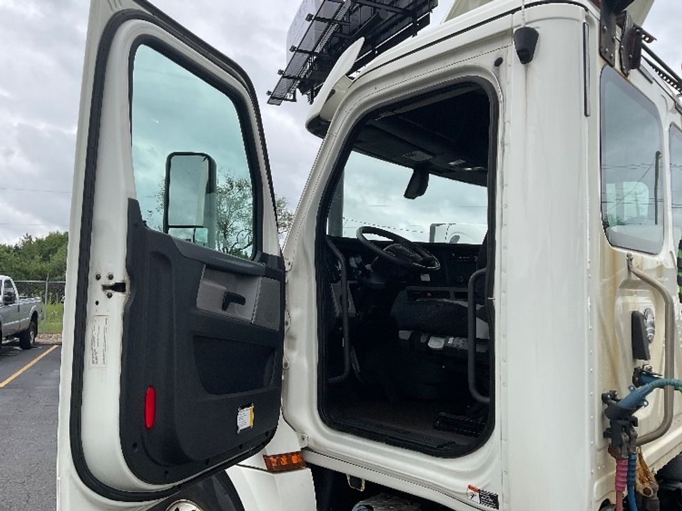 Day Cab Tractor-Heavy Duty Tractors-Freightliner-2019-T12664ST-Akron-OH-258,037\n\t\tmiles-$ 56,500 - Image 9