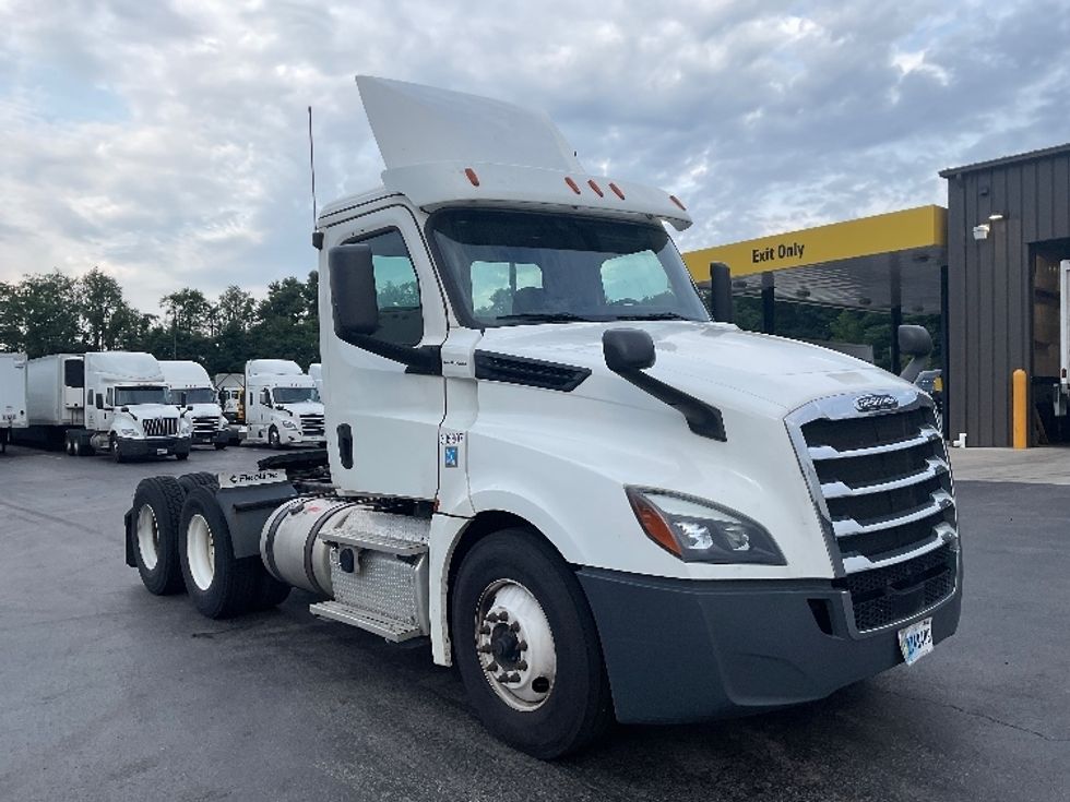 Day Cab Tractor-Heavy Duty Tractors-Freightliner-2019-T12664ST-Akron-OH-260,802\n\t\tmiles-$ 56,250 - Image 1