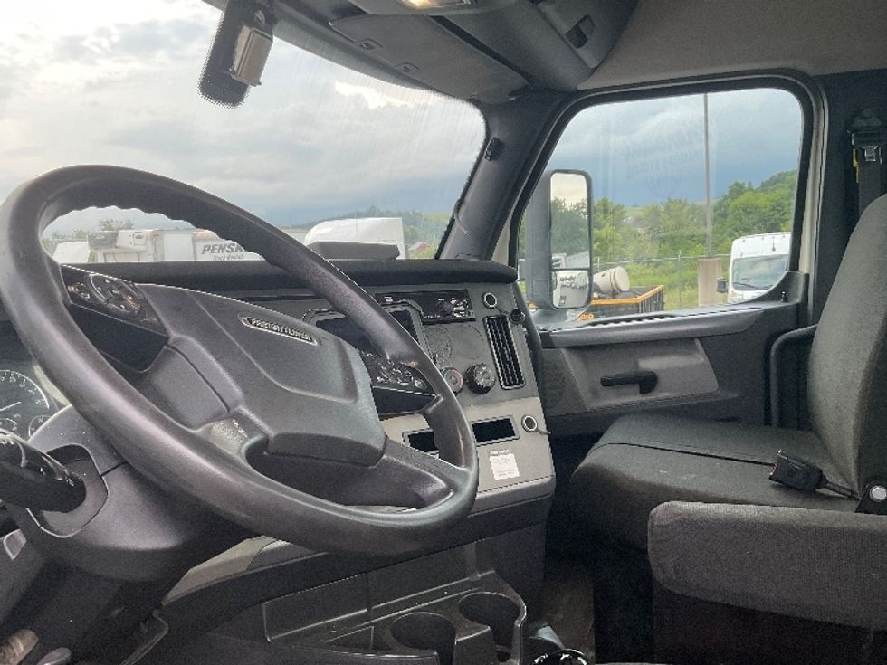 Day Cab Tractor-Heavy Duty Tractors-Freightliner-2019-T12664ST-Akron-OH-260,802\n\t\tmiles-$ 56,250 - Image 10