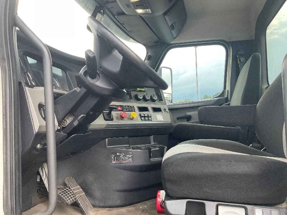 Day Cab Tractor-Heavy Duty Tractors-Freightliner-2019-T12664ST-Akron-OH-260,802\n\t\tmiles-$ 56,250 - Image 9