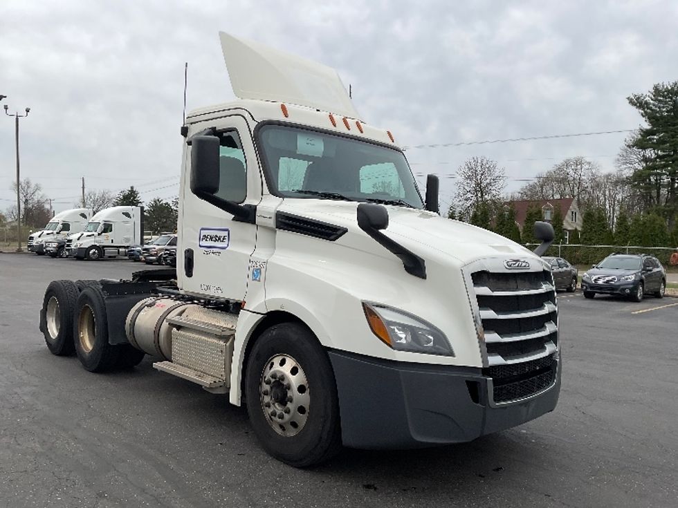 Day Cab Tractor-Heavy Duty Tractors-Freightliner-2019-T12664ST-Akron-OH-318,646\n\t\tmiles-$ 53,500 - Image 1