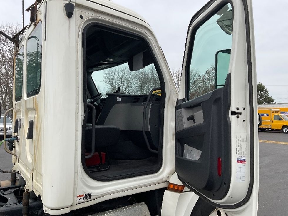 Day Cab Tractor-Heavy Duty Tractors-Freightliner-2019-T12664ST-Akron-OH-318,646\n\t\tmiles-$ 53,500 - Image 12
