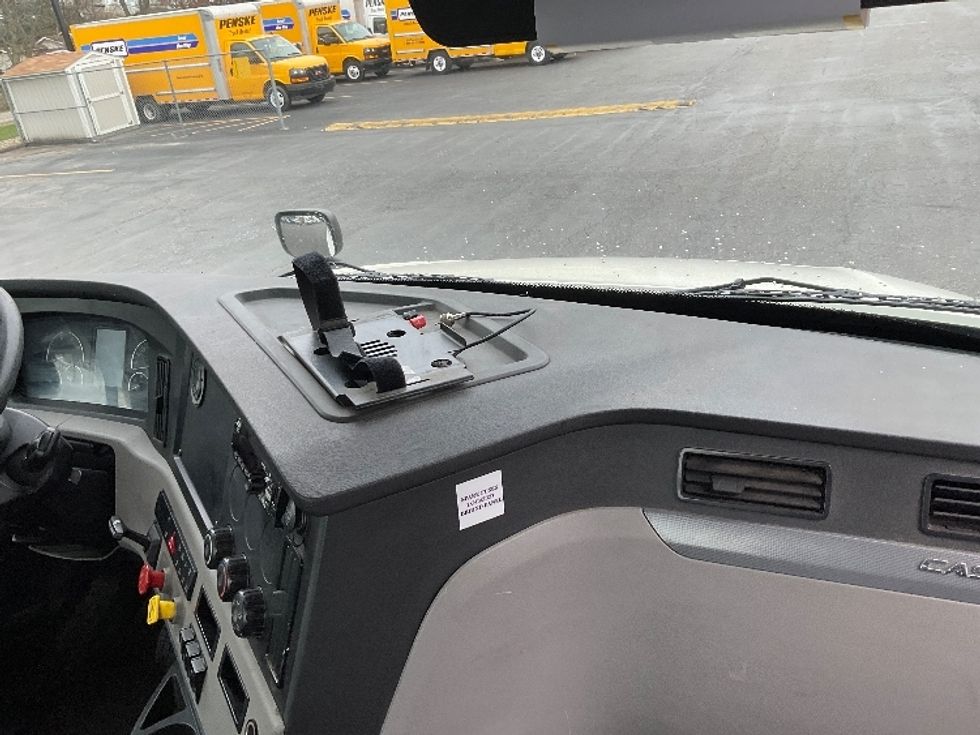 Day Cab Tractor-Heavy Duty Tractors-Freightliner-2019-T12664ST-Akron-OH-318,646\n\t\tmiles-$ 53,500 - Image 13