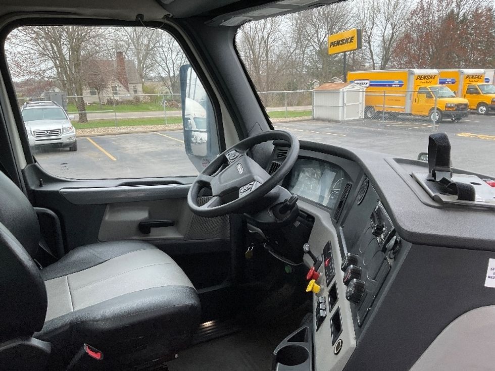 Day Cab Tractor-Heavy Duty Tractors-Freightliner-2019-T12664ST-Akron-OH-318,646\n\t\tmiles-$ 53,500 - Image 14