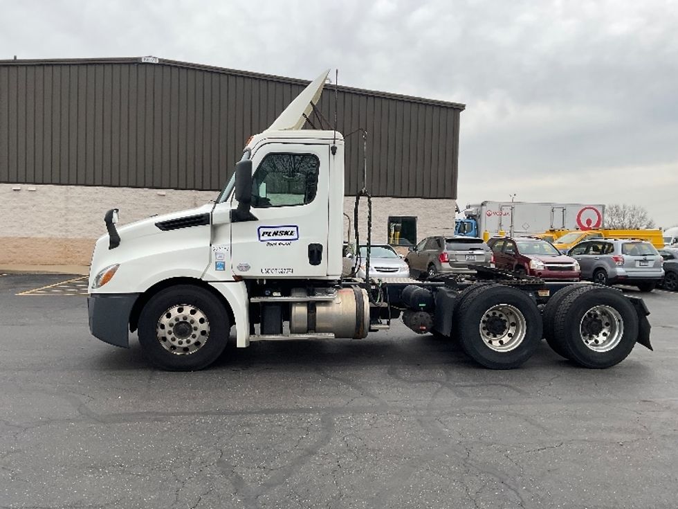 Day Cab Tractor-Heavy Duty Tractors-Freightliner-2019-T12664ST-Akron-OH-318,646\n\t\tmiles-$ 53,500 - Image 4
