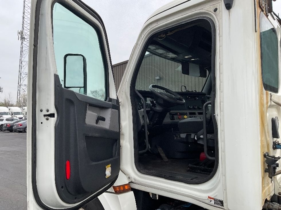 Day Cab Tractor-Heavy Duty Tractors-Freightliner-2019-T12664ST-Akron-OH-318,646\n\t\tmiles-$ 53,500 - Image 9