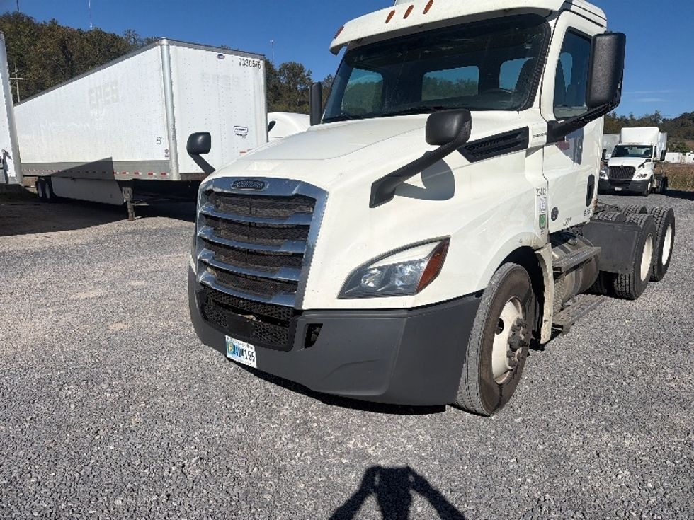 Day Cab Tractor-Heavy Duty Tractors-Freightliner-2019-T12664ST-Akron-OH-461,329\n\t\tmiles-$ 40,500 - Image 1