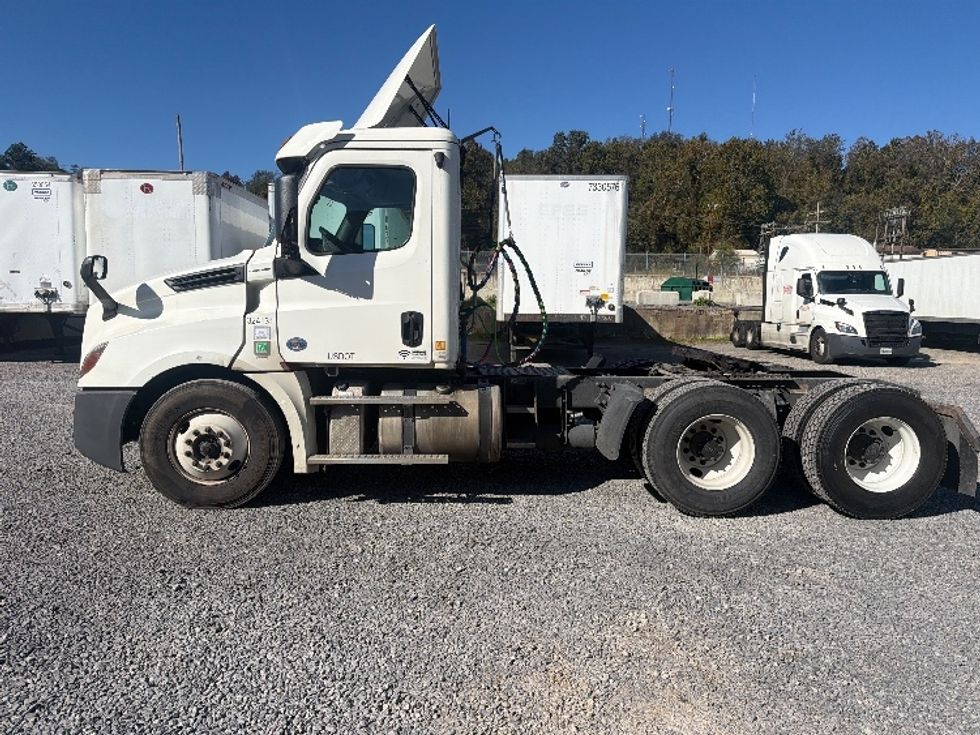 Day Cab Tractor-Heavy Duty Tractors-Freightliner-2019-T12664ST-Akron-OH-461,329\n\t\tmiles-$ 40,500 - Image 4