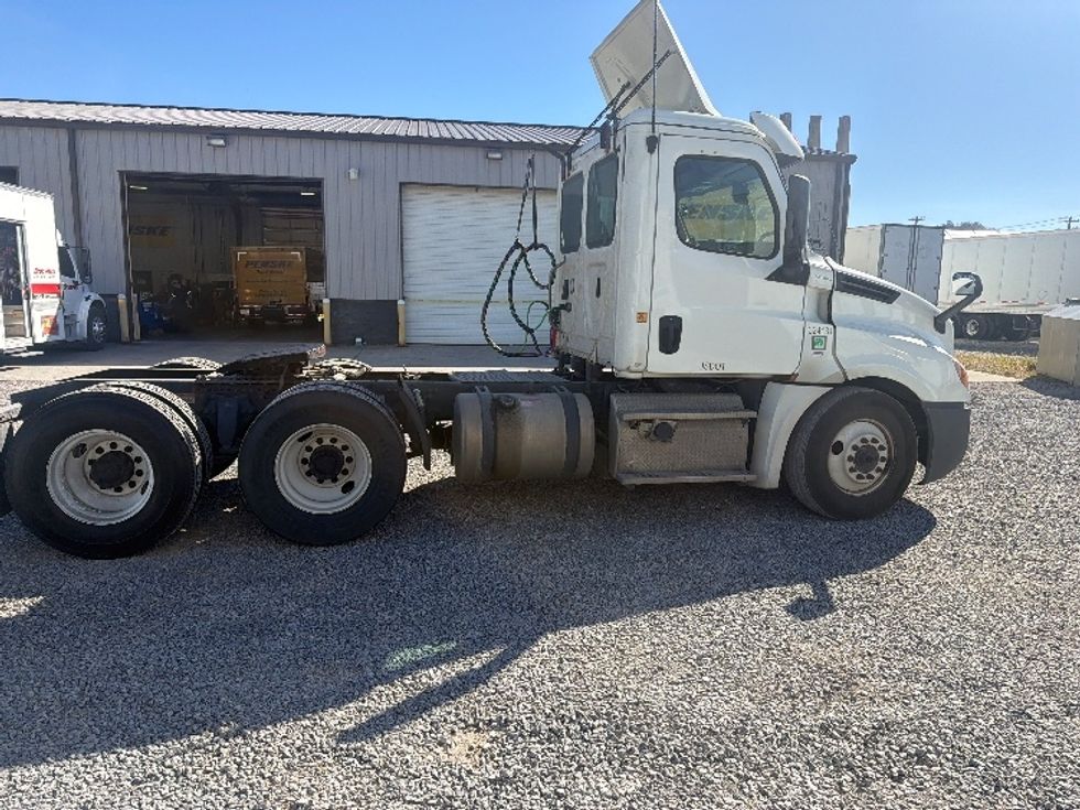 Day Cab Tractor-Heavy Duty Tractors-Freightliner-2019-T12664ST-Akron-OH-461,329\n\t\tmiles-$ 40,500 - Image 8