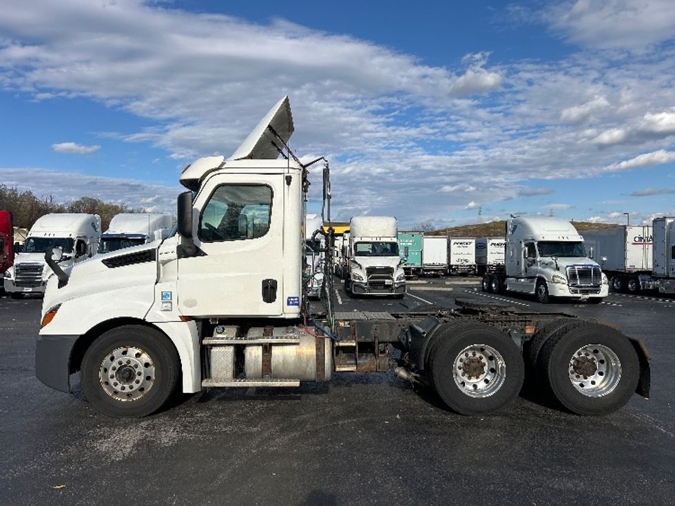 Day Cab Tractor-Heavy Duty Tractors-Freightliner-2019-T12664ST-Akron-OH-494,055\n\t\tmiles-$ 37,750 - Image 4