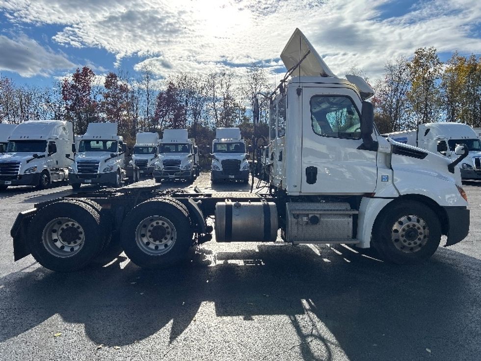 Day Cab Tractor-Heavy Duty Tractors-Freightliner-2019-T12664ST-Akron-OH-494,055\n\t\tmiles-$ 37,750 - Image 7