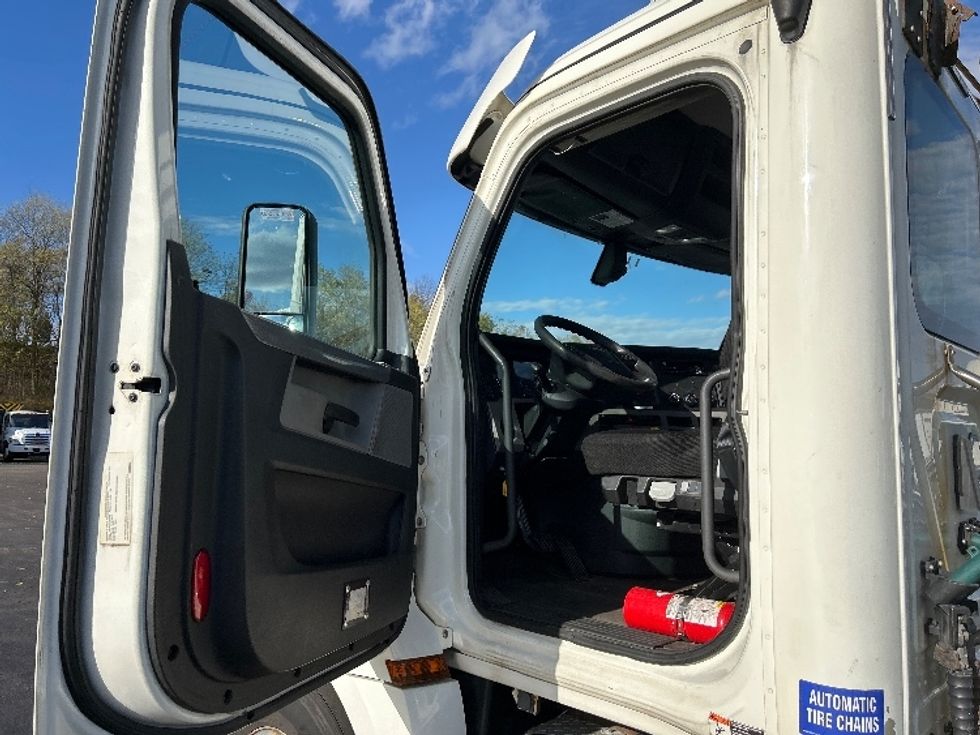 Day Cab Tractor-Heavy Duty Tractors-Freightliner-2019-T12664ST-Akron-OH-494,055\n\t\tmiles-$ 37,750 - Image 8