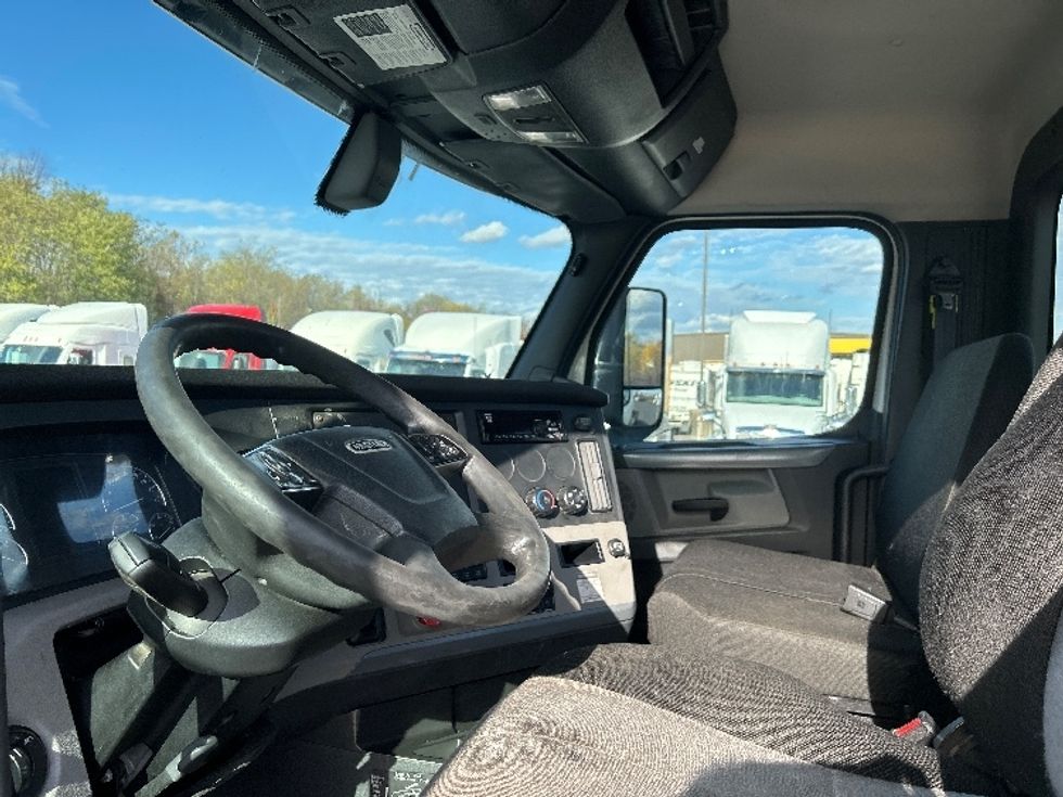 Day Cab Tractor-Heavy Duty Tractors-Freightliner-2019-T12664ST-Akron-OH-494,055\n\t\tmiles-$ 37,750 - Image 9