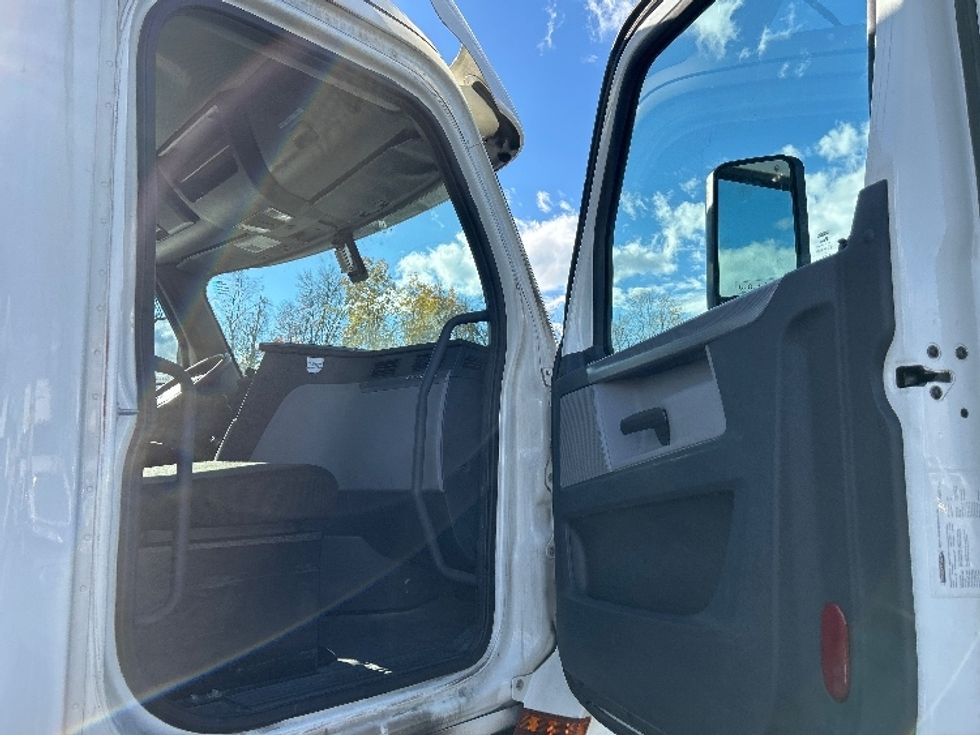Day Cab Tractor-Heavy Duty Tractors-Freightliner-2019-T12664ST-Akron-OH-511,456\n\t\tmiles-$ 35,000 - Image 12