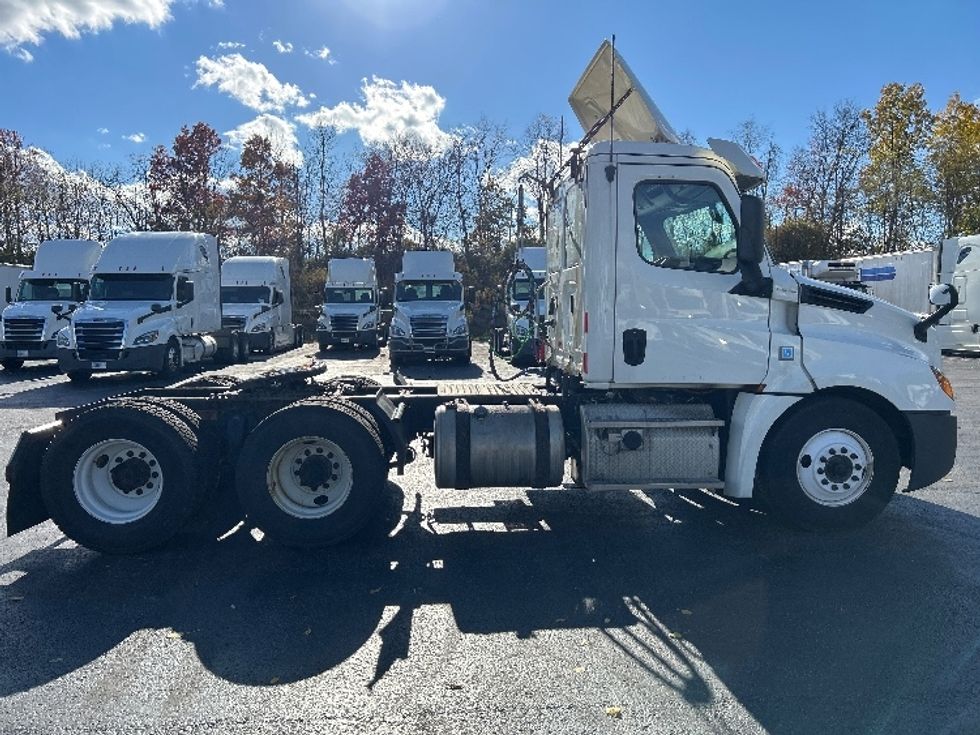 Day Cab Tractor-Heavy Duty Tractors-Freightliner-2019-T12664ST-Akron-OH-511,456\n\t\tmiles-$ 35,000 - Image 8