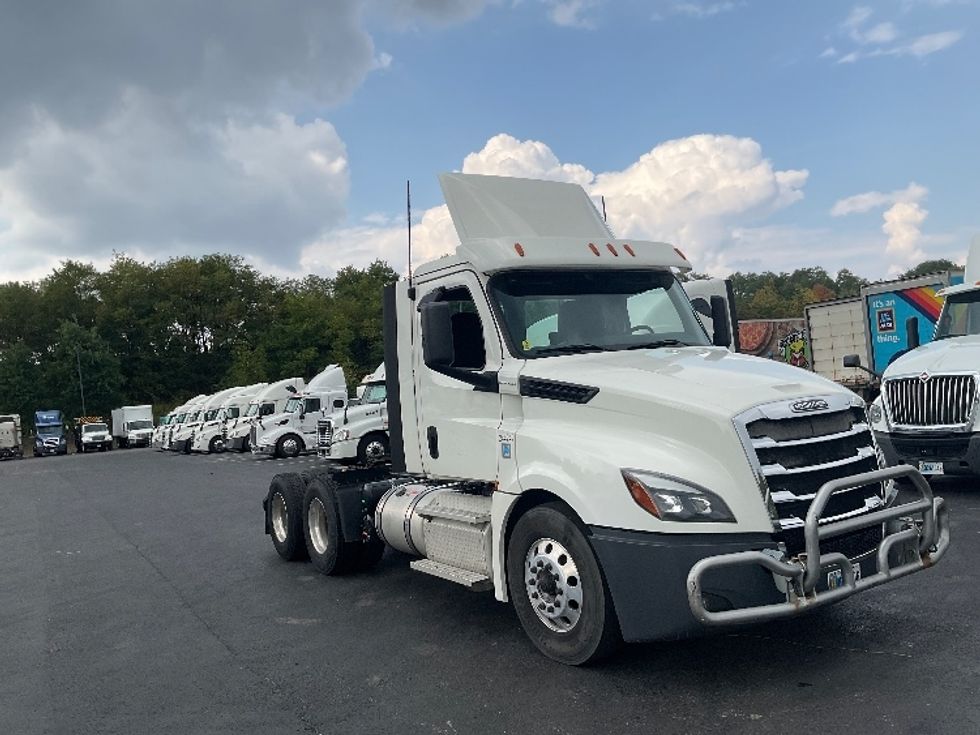 Day Cab Tractor-Heavy Duty Tractors-Freightliner-2019-T12664ST-Akron-OH-528,014\n\t\tmiles-$ 31,000 - Image 1