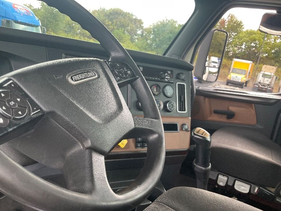 Day Cab Tractor-Heavy Duty Tractors-Freightliner-2019-T12664ST-Akron-OH-528,014\n\t\tmiles-$ 31,000 - Image 10