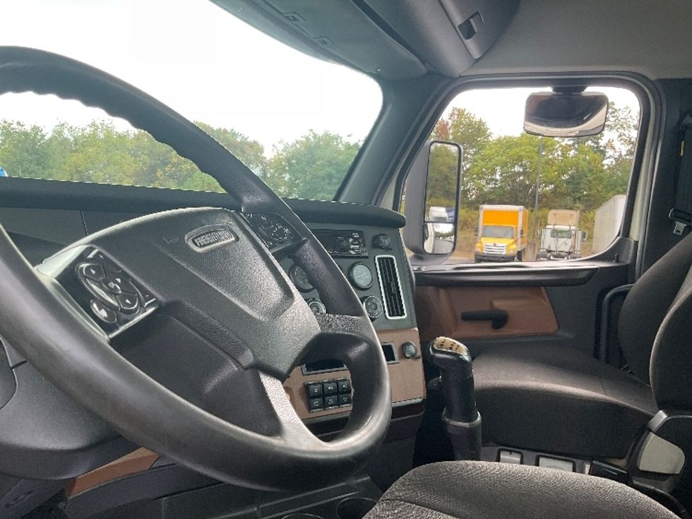 Day Cab Tractor-Heavy Duty Tractors-Freightliner-2019-T12664ST-Akron-OH-528,014\n\t\tmiles-$ 31,000 - Image 11