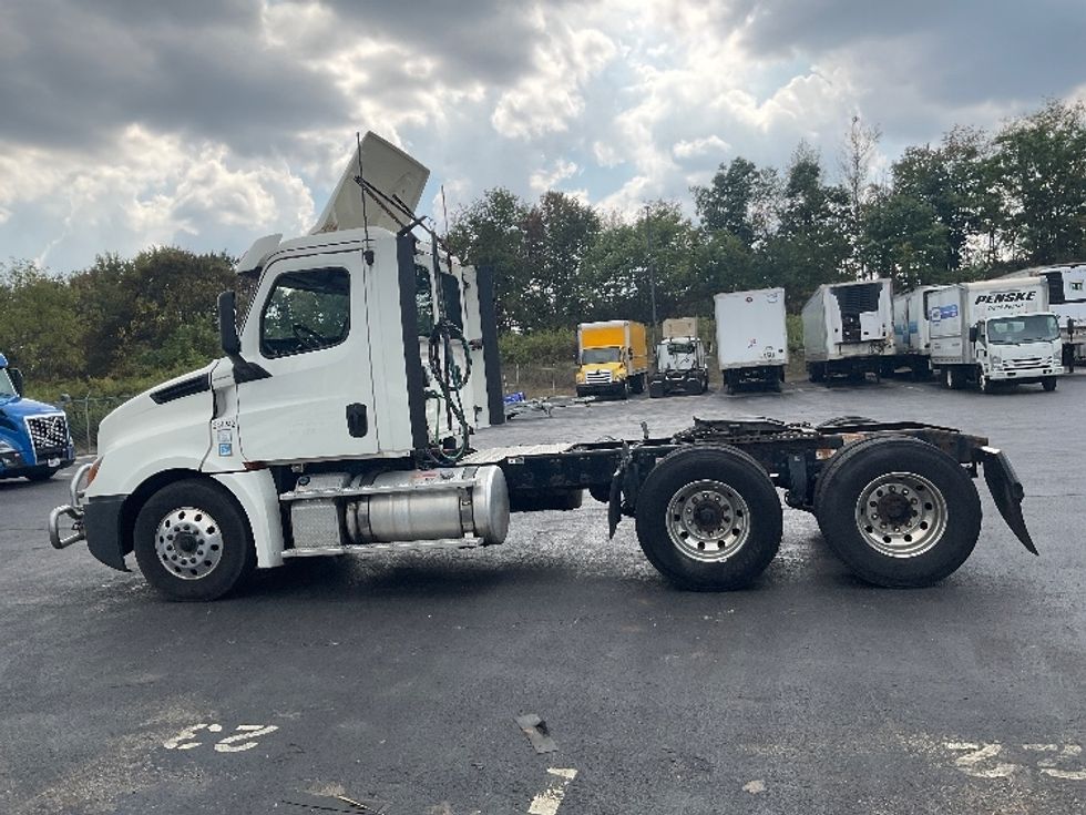 Day Cab Tractor-Heavy Duty Tractors-Freightliner-2019-T12664ST-Akron-OH-528,014\n\t\tmiles-$ 31,000 - Image 4