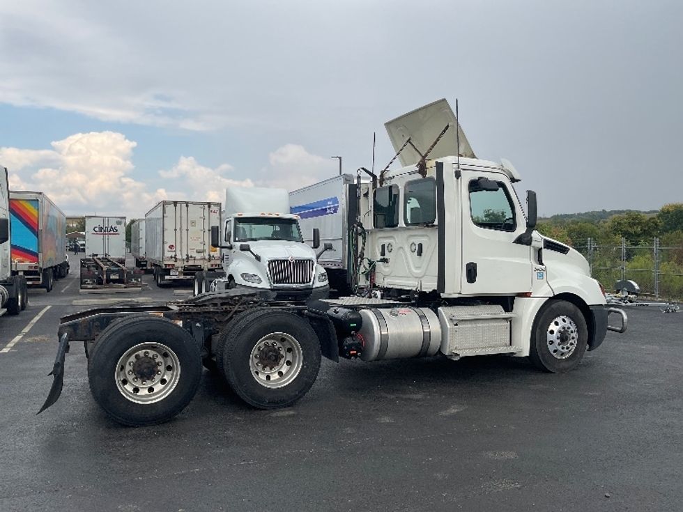 Day Cab Tractor-Heavy Duty Tractors-Freightliner-2019-T12664ST-Akron-OH-528,014\n\t\tmiles-$ 31,000 - Image 7