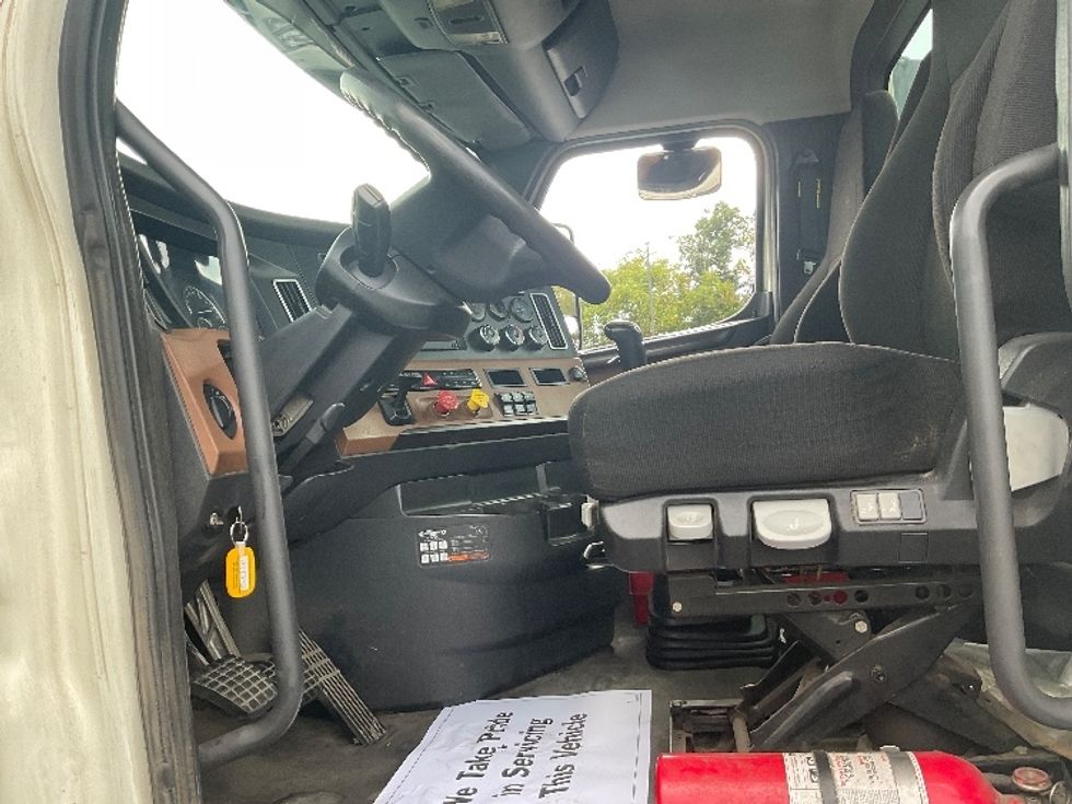 Day Cab Tractor-Heavy Duty Tractors-Freightliner-2019-T12664ST-Akron-OH-528,014\n\t\tmiles-$ 31,000 - Image 9