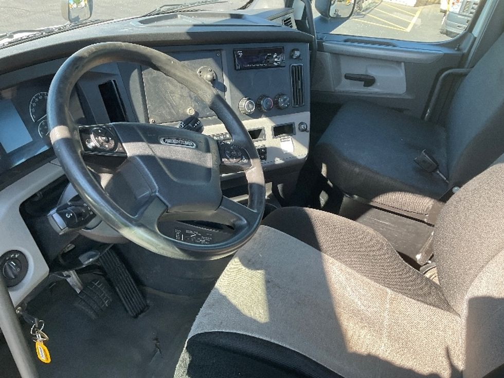Day Cab Tractor-Heavy Duty Tractors-Freightliner-2019-T12664ST-Akron-OH-579,144\n\t\tmiles-$ 32,000 - Image 10