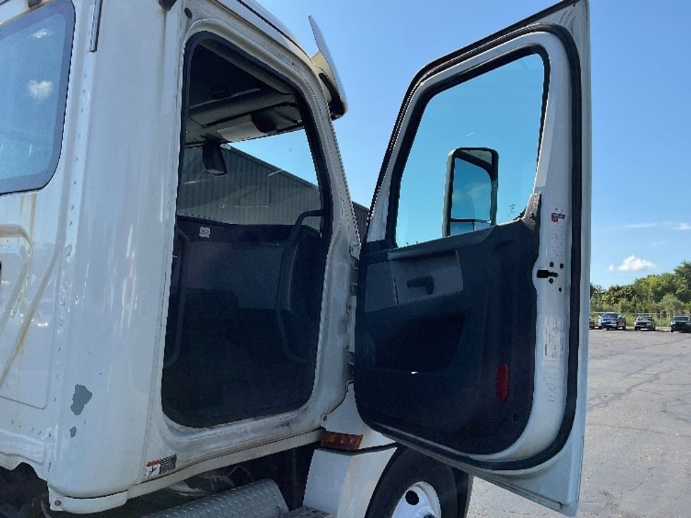 Day Cab Tractor-Heavy Duty Tractors-Freightliner-2019-T12664ST-Akron-OH-579,144\n\t\tmiles-$ 32,000 - Image 12