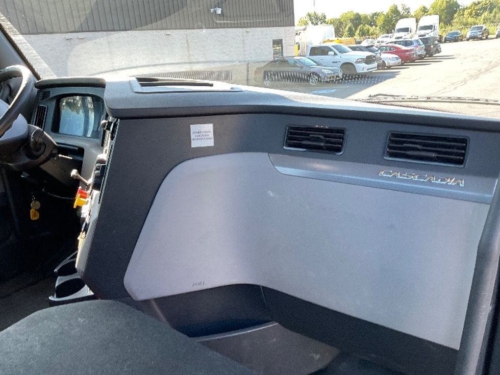 Day Cab Tractor-Heavy Duty Tractors-Freightliner-2019-T12664ST-Akron-OH-579,144\n\t\tmiles-$ 32,000 - Image 13