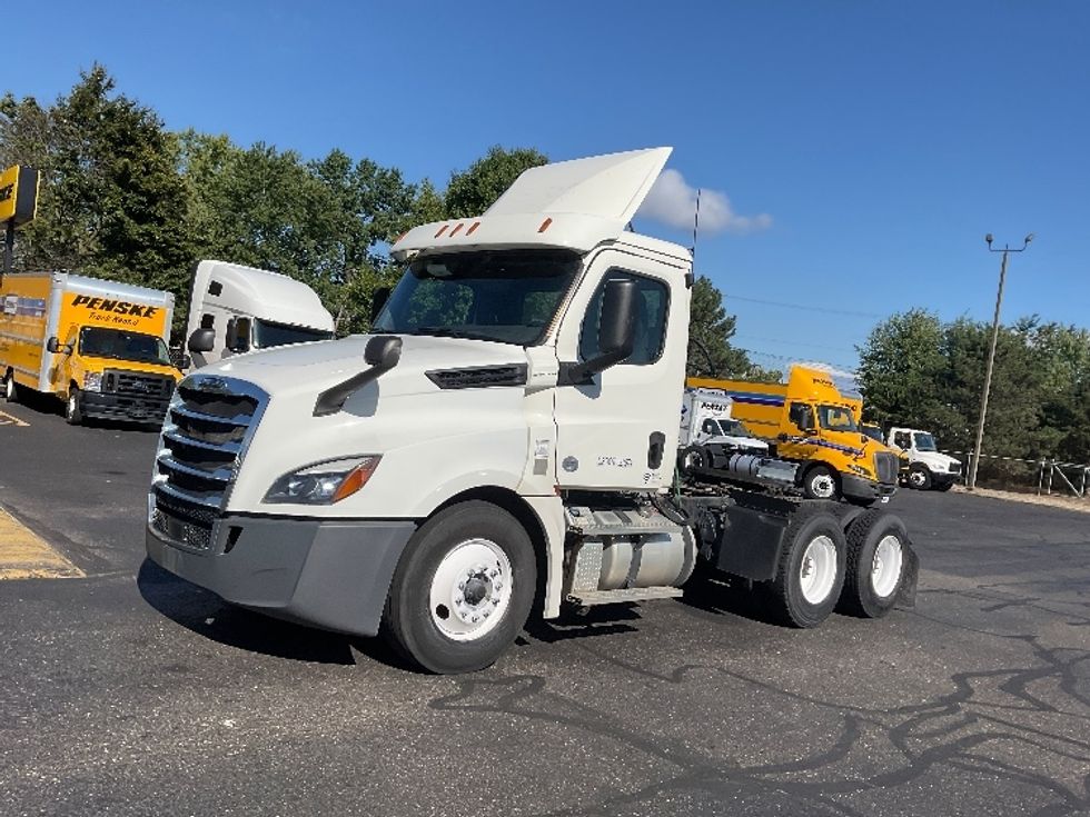 Day Cab Tractor-Heavy Duty Tractors-Freightliner-2019-T12664ST-Akron-OH-579,144\n\t\tmiles-$ 32,000 - Image 3