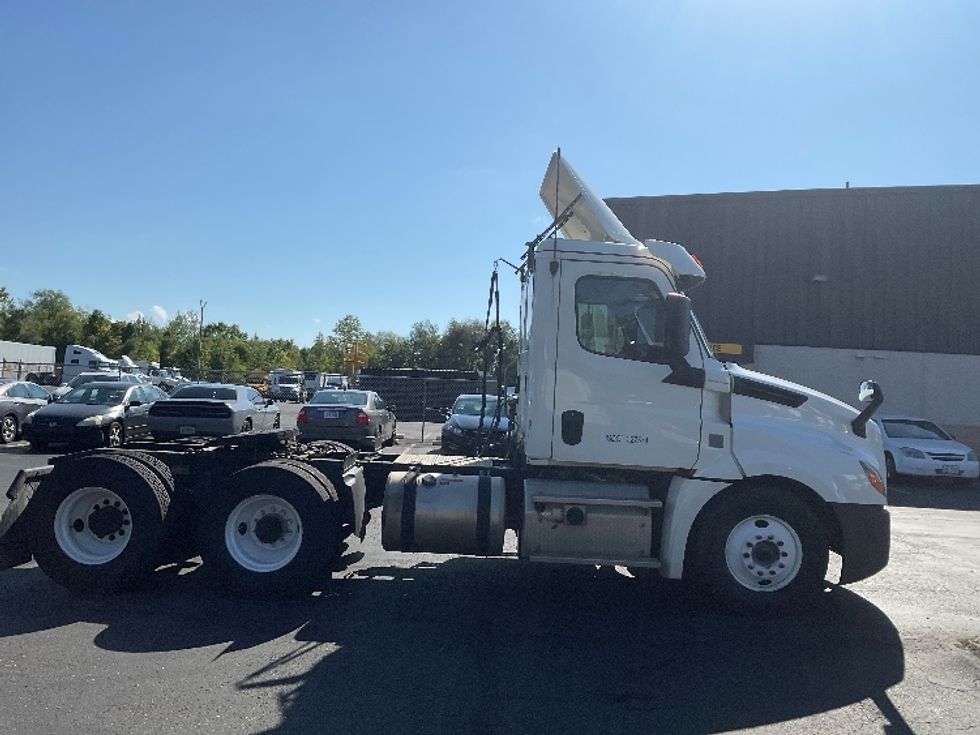 Day Cab Tractor-Heavy Duty Tractors-Freightliner-2019-T12664ST-Akron-OH-579,144\n\t\tmiles-$ 32,000 - Image 8