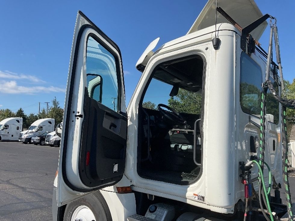 Day Cab Tractor-Heavy Duty Tractors-Freightliner-2019-T12664ST-Akron-OH-579,144\n\t\tmiles-$ 32,000 - Image 9