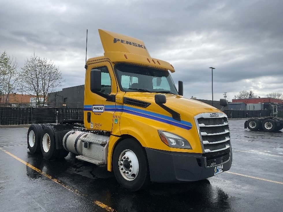 Day Cab Tractor-Heavy Duty Tractors-Freightliner-2019-T12664ST-Akron-OH-600,661\n\t\tmiles-$ 23,500 - Image 1