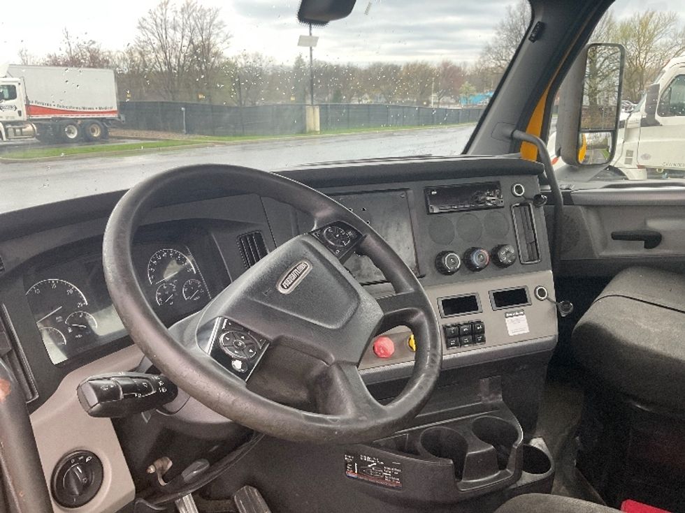 Day Cab Tractor-Heavy Duty Tractors-Freightliner-2019-T12664ST-Akron-OH-600,661\n\t\tmiles-$ 23,500 - Image 10