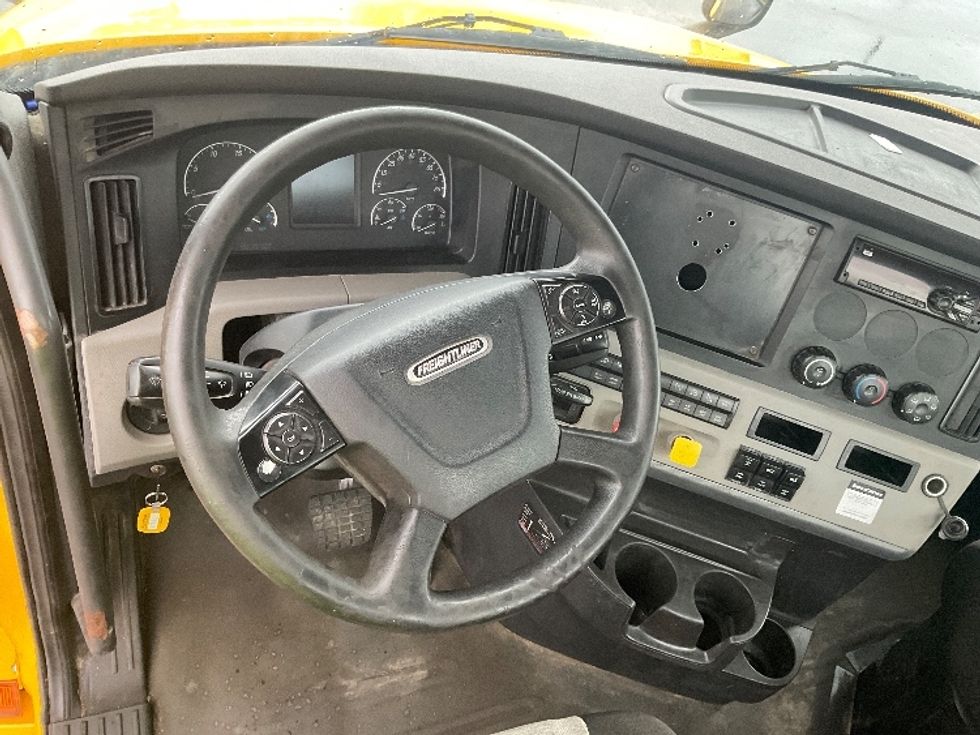 Day Cab Tractor-Heavy Duty Tractors-Freightliner-2019-T12664ST-Akron-OH-600,661\n\t\tmiles-$ 23,500 - Image 11