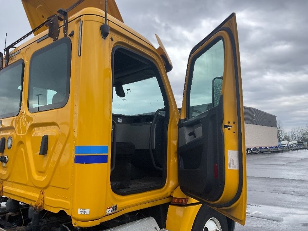 Day Cab Tractor-Heavy Duty Tractors-Freightliner-2019-T12664ST-Akron-OH-600,661\n\t\tmiles-$ 23,500 - Image 12