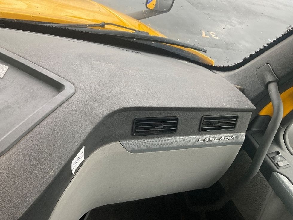 Day Cab Tractor-Heavy Duty Tractors-Freightliner-2019-T12664ST-Akron-OH-600,661\n\t\tmiles-$ 23,500 - Image 13