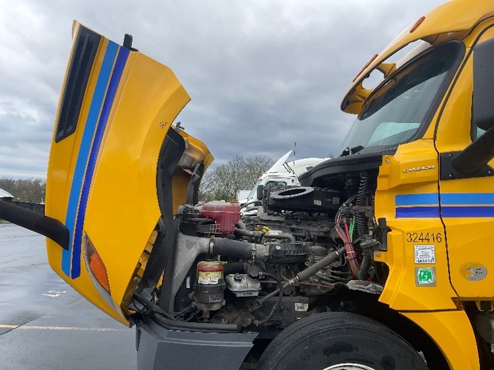 Day Cab Tractor-Heavy Duty Tractors-Freightliner-2019-T12664ST-Akron-OH-600,661\n\t\tmiles-$ 23,500 - Image 16