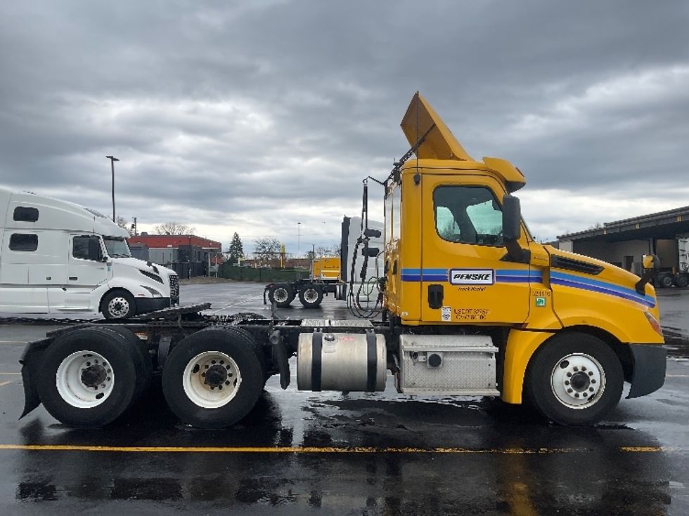 Day Cab Tractor-Heavy Duty Tractors-Freightliner-2019-T12664ST-Akron-OH-600,661\n\t\tmiles-$ 23,500 - Image 8